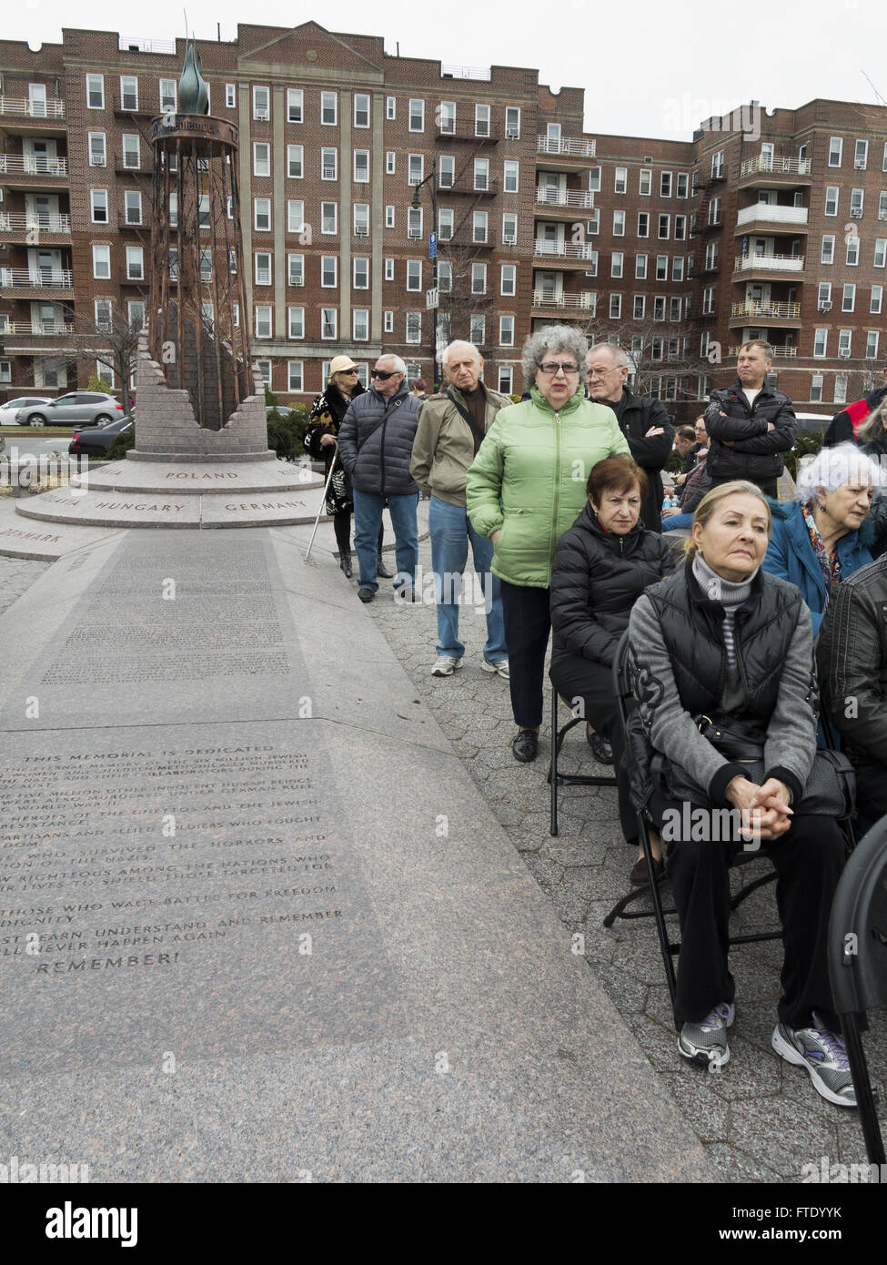 Rassemblement contre la haine et l'antisémitisme à l'Holocaust Memorial Park à Sheepshead Bay dans la région de Brooklyn, NY, le 13 mars 2016. Les états Banque D'Images