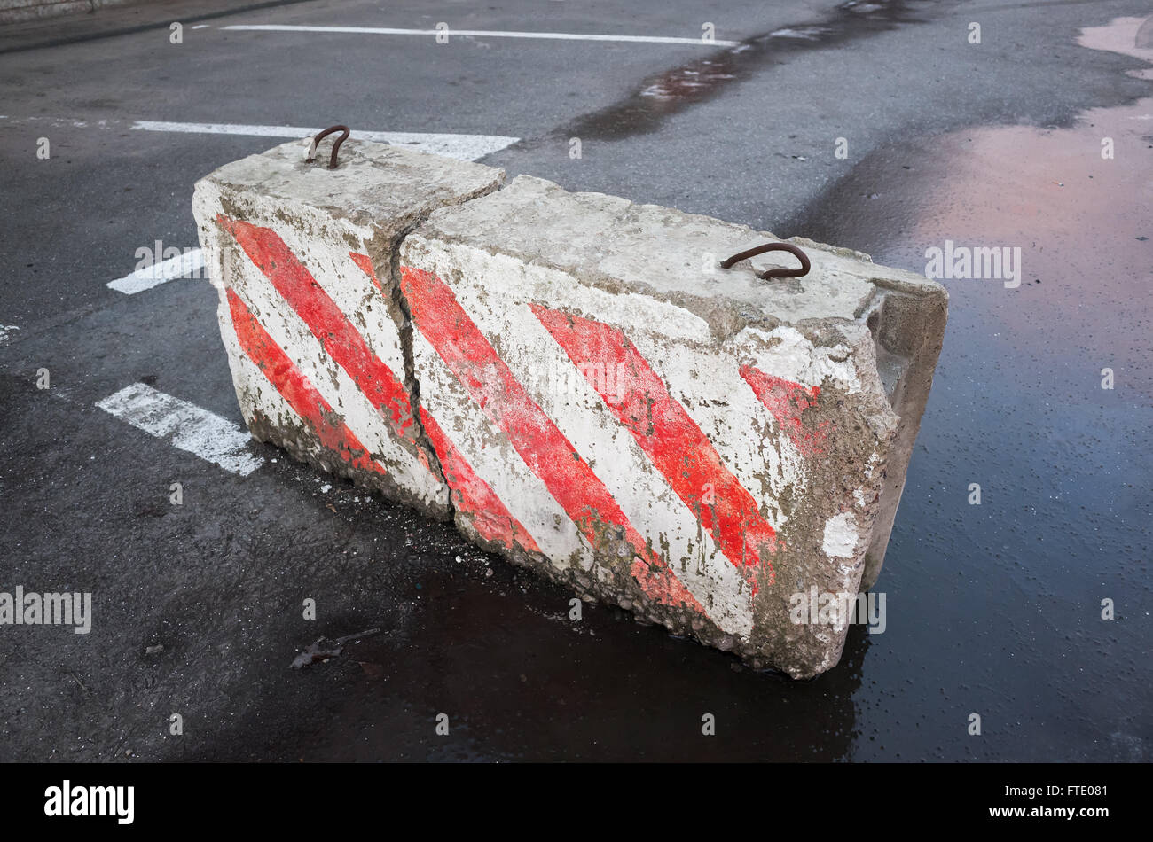 Pièces de béton road block avec avertissement rouge blanc motif à rayures diagonales Banque D'Images