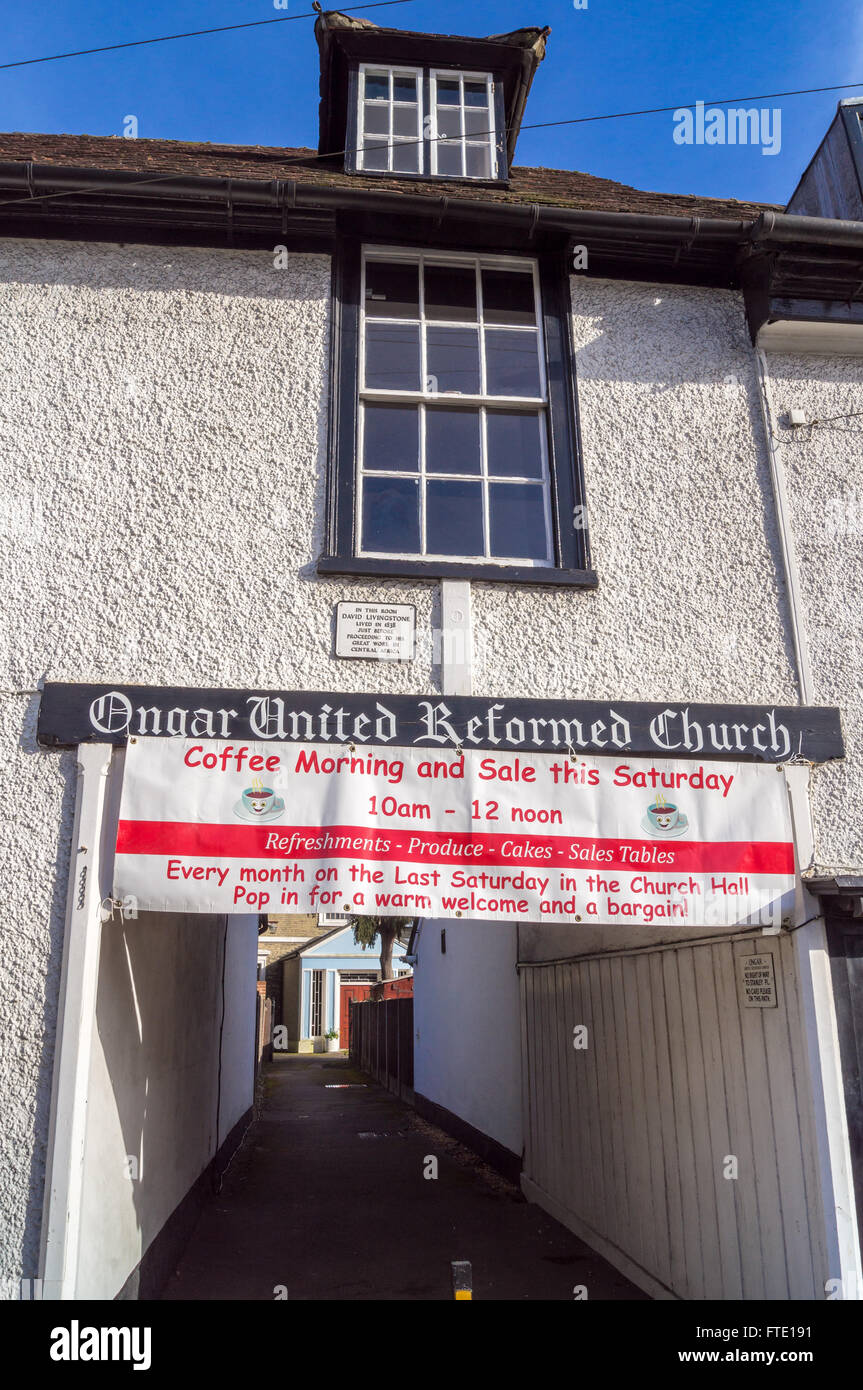 Signe avec passage à United Reformed Church, Livingstone Cottages, 18ème. siècle 1-6 High Street Chipping Ongar Angleterre Essex Banque D'Images