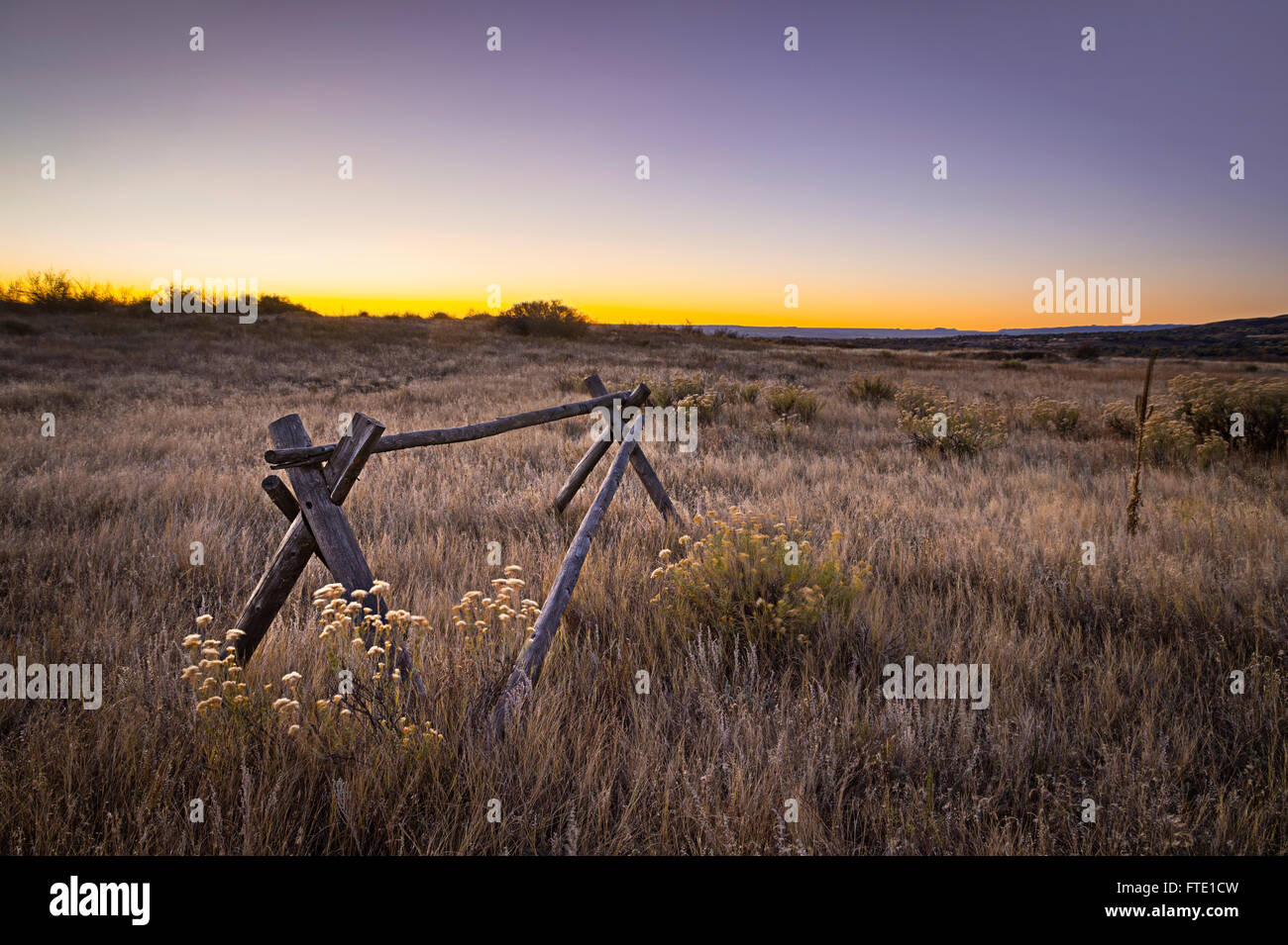 Split clôture dans le champ au lever du soleil, l'Ouest Américain Paysage, Colorado, USA Banque D'Images