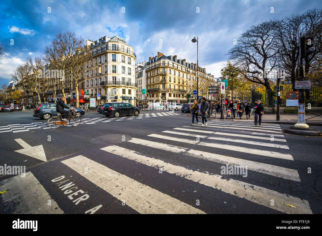 L'intersection du Boulevard Saint-Germain et du Boulevard Saint-Michel à Paris, France. Banque D'Images