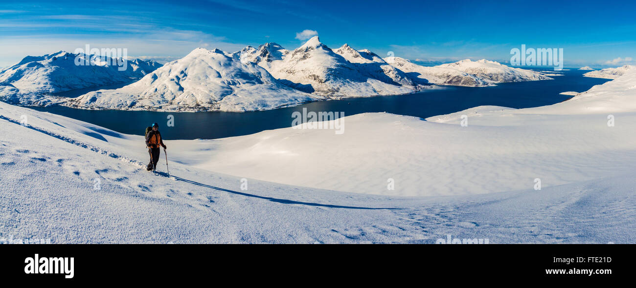 Vue panoramique sur ski de randonnée avec des vues vers Rodtinden Blamann Magasin et l'océan ouvert, Kvaloya Troms, Norvège du Nord Banque D'Images