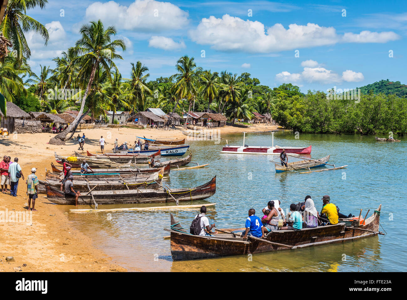 Les plaisanciers sur leur pirogue en bois traditionnel avec outrigger attendent des passagers Banque D'Images