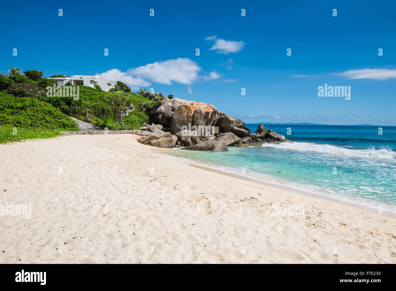 Journée ensoleillée sur Anse Nord D'Est beach dans le nord de l'île de Mahé, Seychelles Banque D'Images