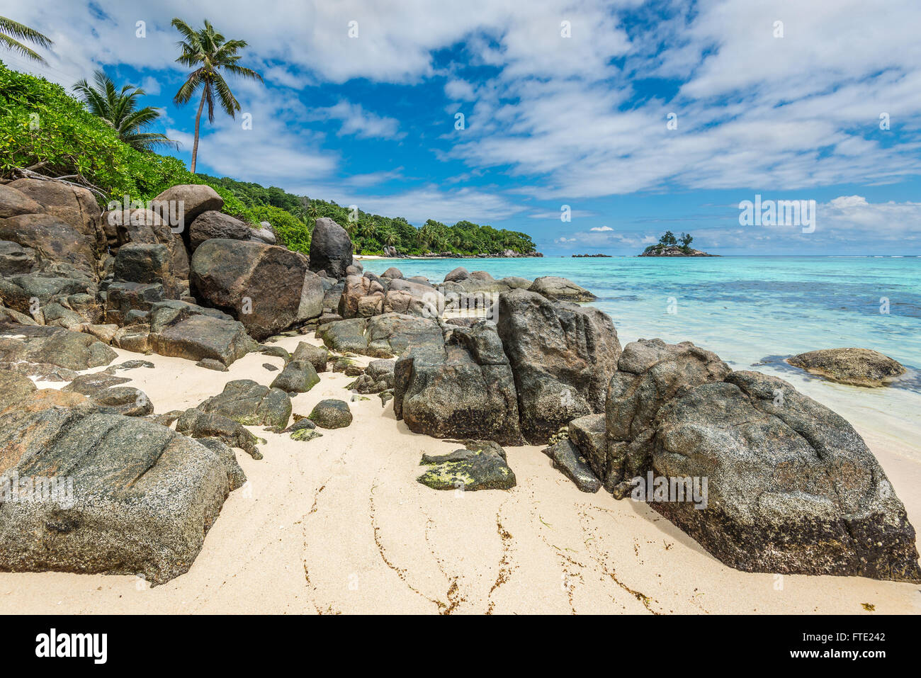Seascape Seychelles avec les rochers de granit à l'avant-plan - Ance Royale plage dans l'île de Mahé, Seychelles Banque D'Images