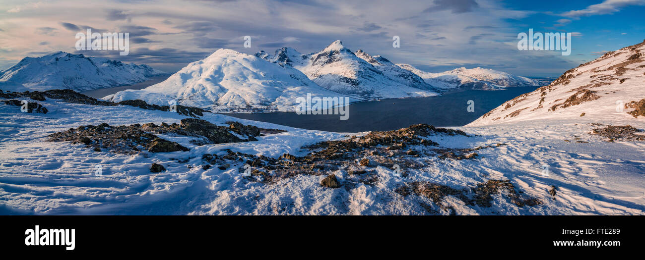 Vue panoramique vers Store Blamann et l'océan ouvert d'Rodtinden, Kvaloya, Troms, Norvège du Nord Banque D'Images