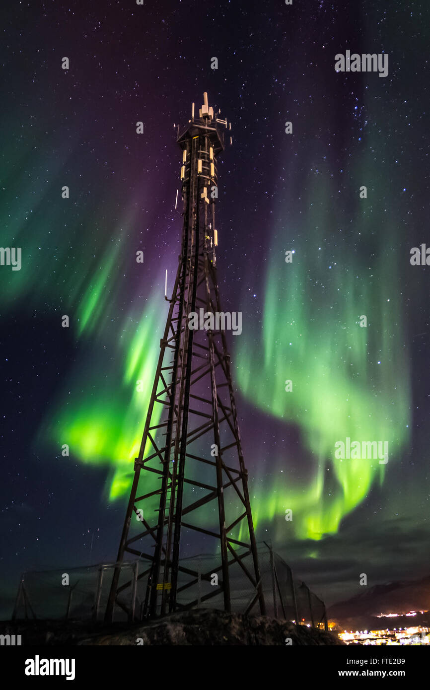 Des aurores boréales qui brille sur la tour de télécommunication de la ville de Nuuk, Groenland, Octobre 2015 Banque D'Images