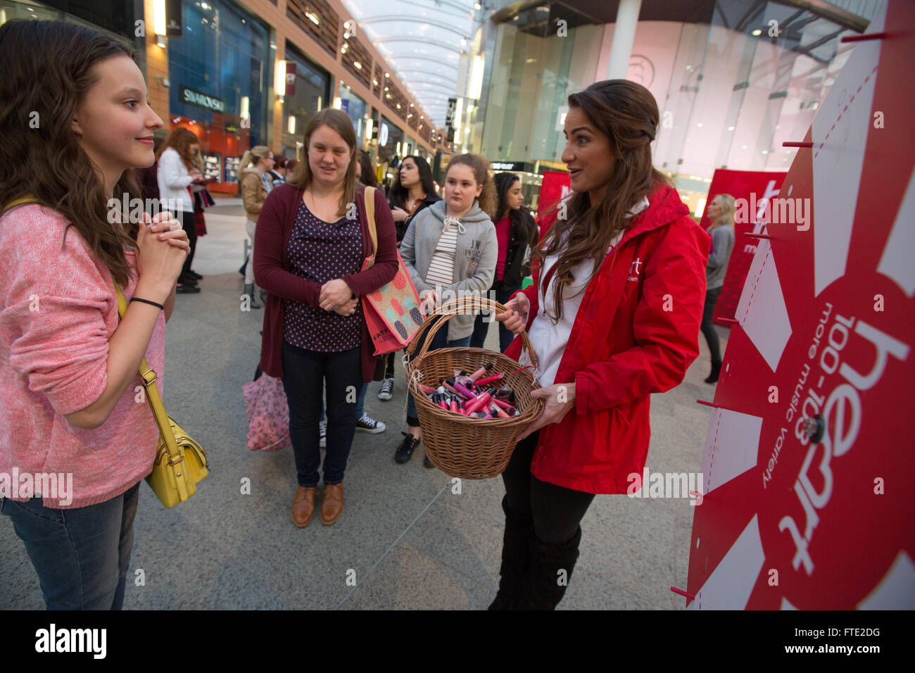 Coeur de la Radio "Ladies Night" promotions pour des clients au centre shopping mall, Livingston, en Ecosse. Banque D'Images