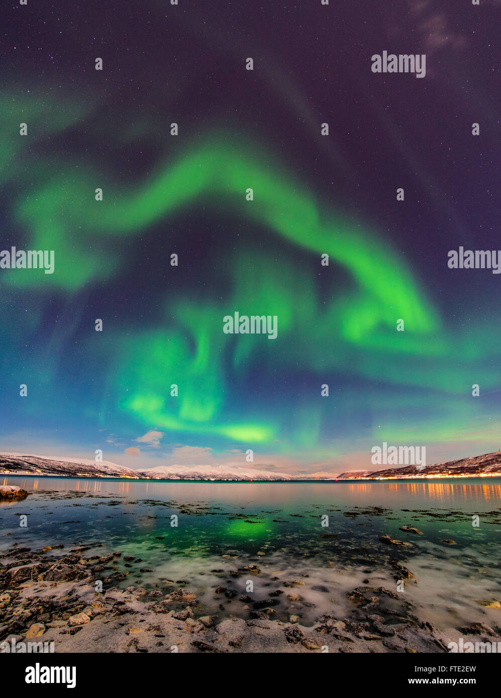 La danse des aurores boréales au-dessus de Tromso, Norvège du Nord fjord Banque D'Images