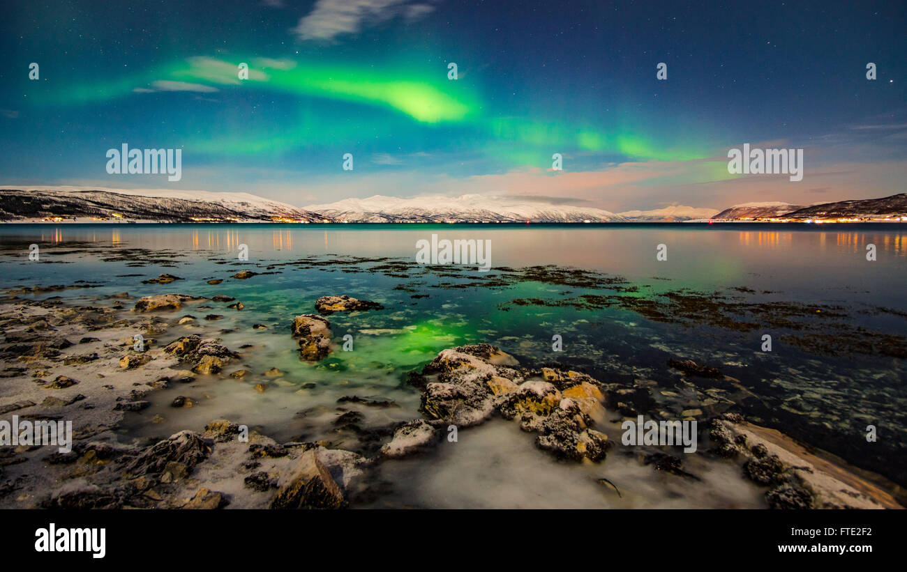 La danse des aurores boréales au-dessus de Tromso, Norvège du Nord fjord Banque D'Images