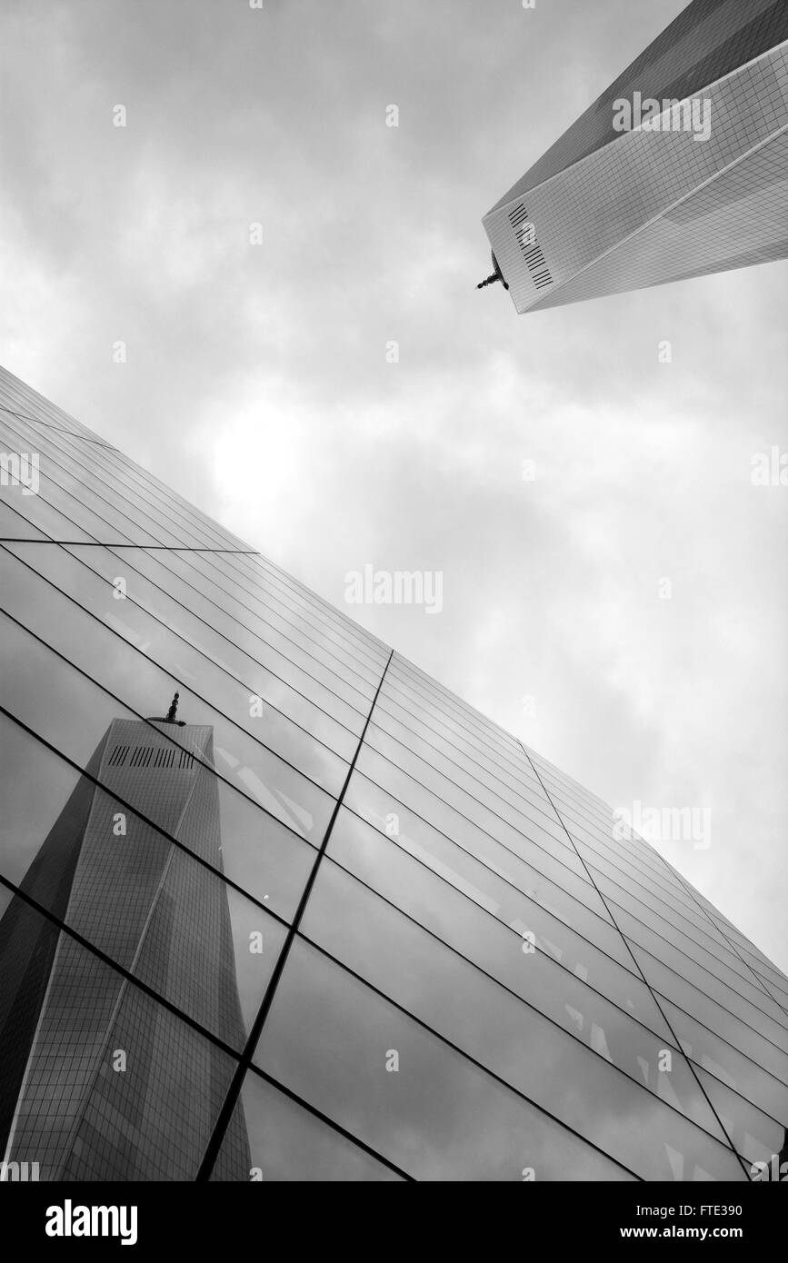 World Trade Center Tower One reflète dans le National 9/11 Memorial Museum. Banque D'Images