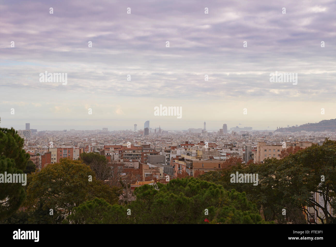 Soir vue sur la ville depuis le Parc Guell Barcelone, Catalogne, Espagne Banque D'Images