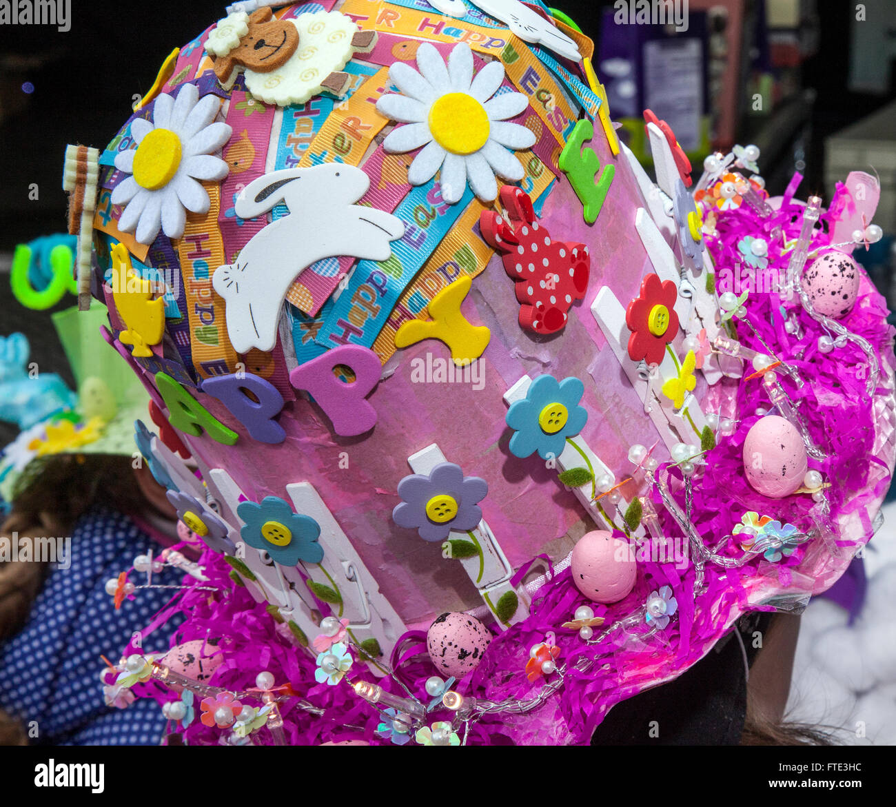 Défilé de chapeau de bonnet de Pâques décoré, création artistique et  artisanale, créations de chapeaux, concours de citation d'oeufs, couronnes  de Pâques amusantes, toppers décoratifs,Designs et compétences, entrée avec  un prêt d'œufs