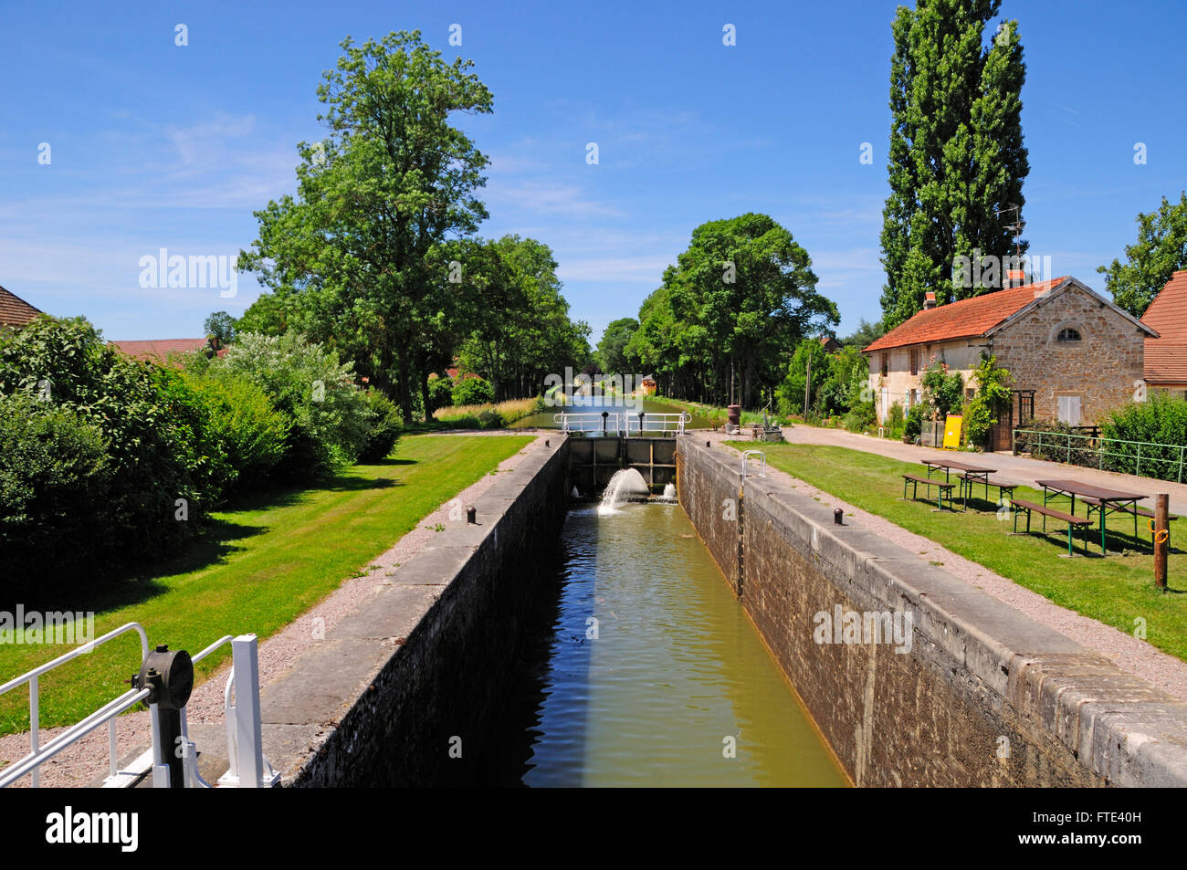 Un verrou sur le canal de Bourgogne en France. Banque D'Images