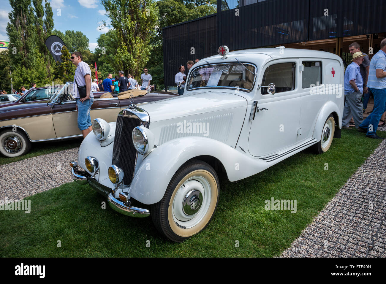 Mercedes-Benz W136 170 V à partir de 1950 Mercedes ambulance lors de voitures anciennes montrent à Mercedes Gare bar à Varsovie, Pologne Banque D'Images