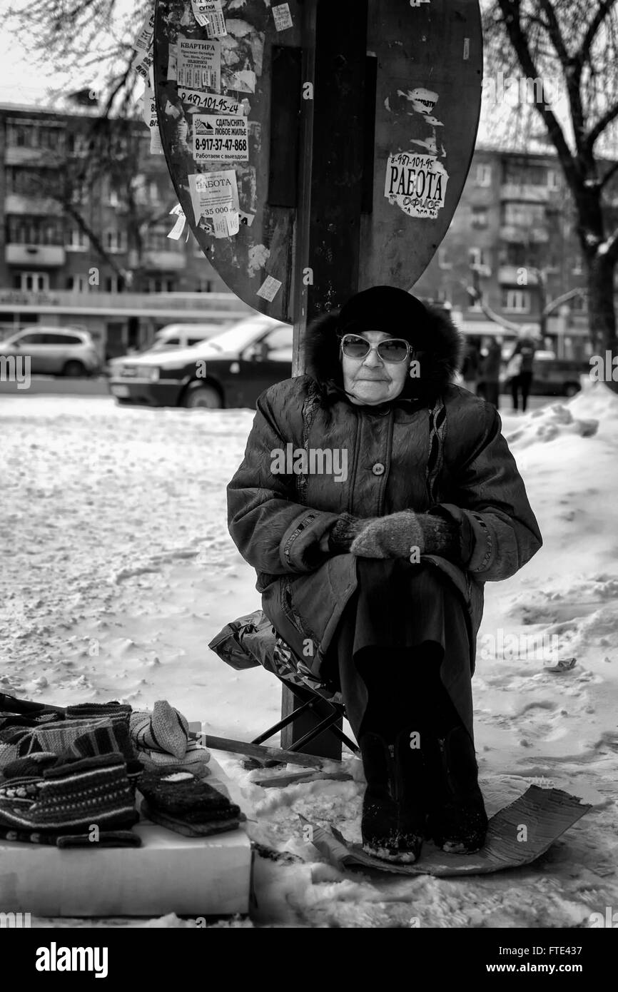 UFA - RUSSIE 1ER MARS 2016 - Une femme âgée est assise sur un strapontin avec un carton chauffe-pieds et vend donc en laine filée à la maison Banque D'Images