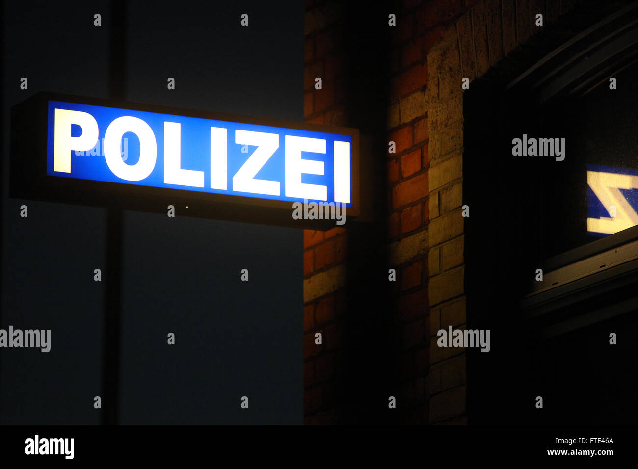 Enseigne à l'extérieur de la police allemande dans la nuit Banque D'Images
