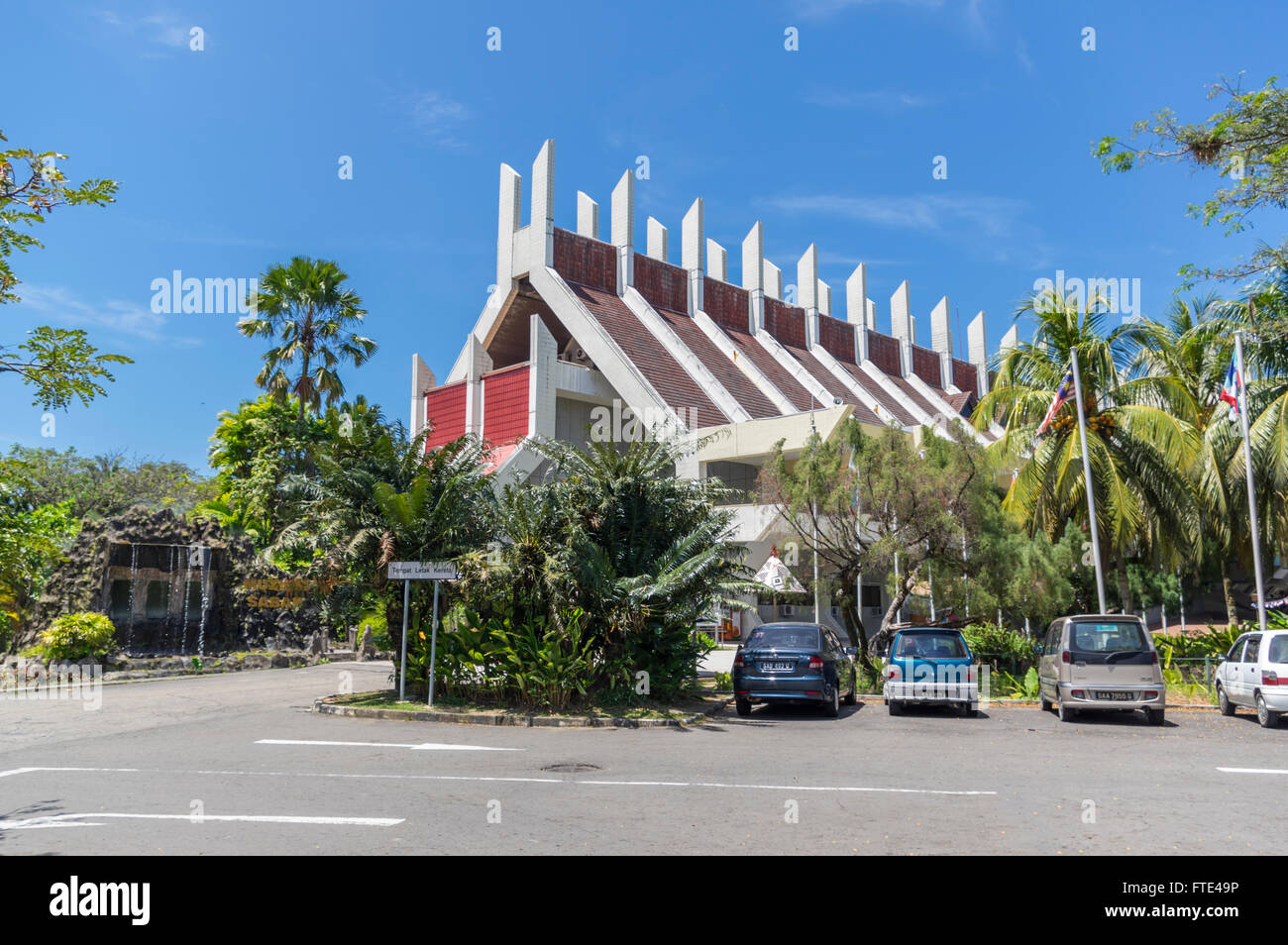 Bâtiment principal du Musée (Muzium Sabah Sabah), conçu comme une maison longue traditionnelle Rungus. Kota Kinabalu, Malaisie. Banque D'Images