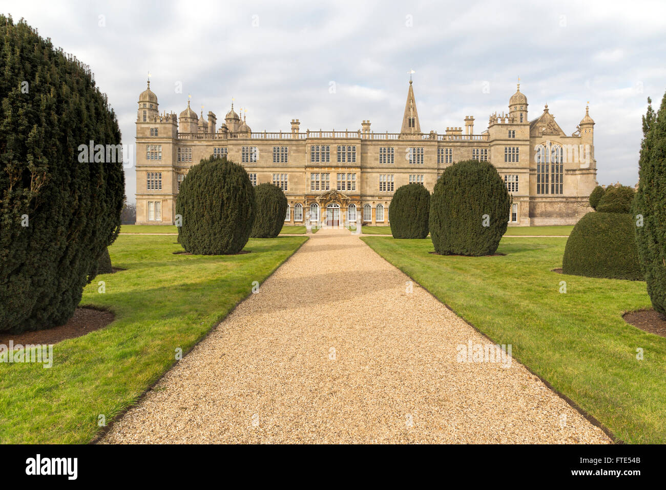 Vue sur Burghley House, une grande maison de campagne datant du xvie siècle, près de la ville de Stamford, Lincolnshire/ Cambridgeshire, Angleterre, Royaume-Uni. Banque D'Images