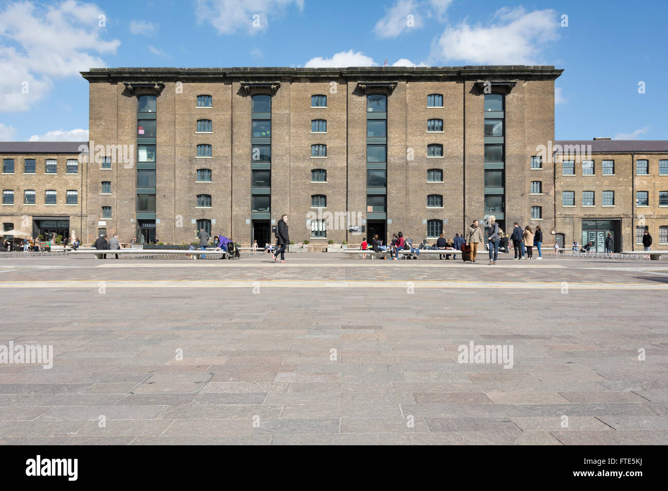 Grenier Square à King's Cross à Londres est l'un des plus grands espaces en plein air en Europe. C'est une entreprise privée de l'espace public. Banque D'Images