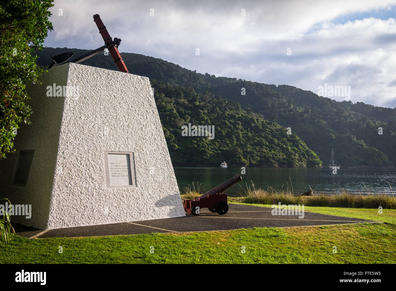 Le monument du Capitaine Cook à Ship's Cove dans le Marlborough Sounds, en Nouvelle-Zélande. Banque D'Images