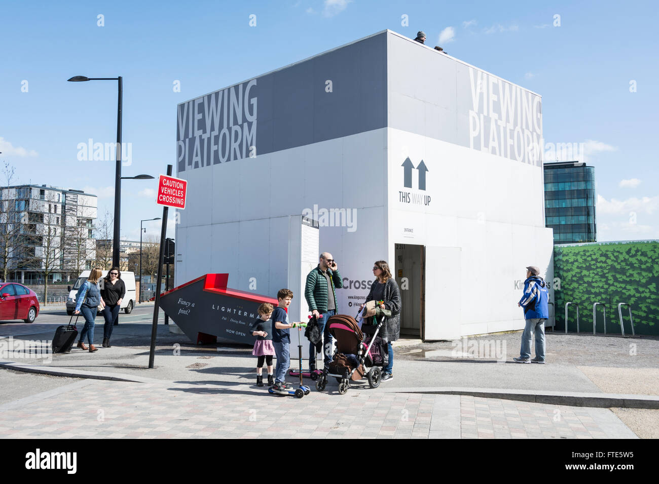 Regarder les gens à la plate-forme panoramique sur le Boulevard du Roi, King's Cross, Londres, Royaume-Uni. Banque D'Images