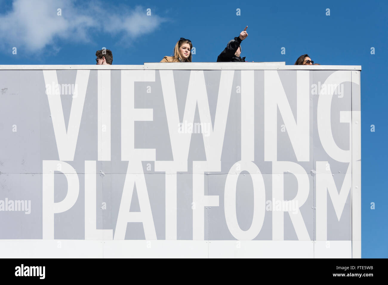 Regarder les gens à la plate-forme panoramique sur le Boulevard du Roi, King's Cross, Londres, Royaume-Uni. Banque D'Images