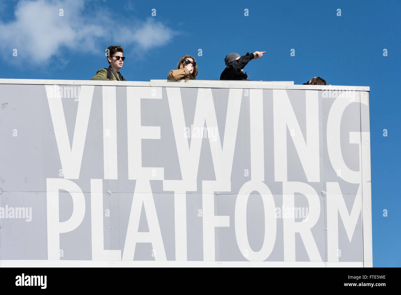 Regarder les gens à la plate-forme panoramique sur le Boulevard du Roi, King's Cross, Londres, Royaume-Uni. Banque D'Images