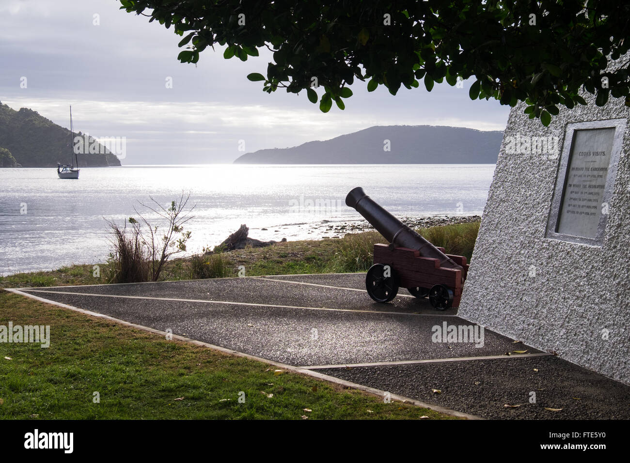 Le monument du Capitaine Cook à Ship's Cove dans le Marlborough Sounds, en Nouvelle-Zélande. Banque D'Images