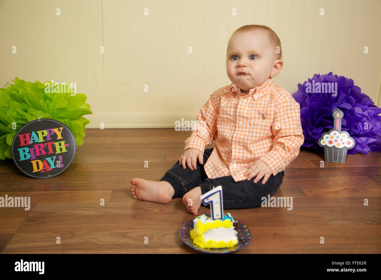 Baby Boy's first birthday cake smash Banque D'Images