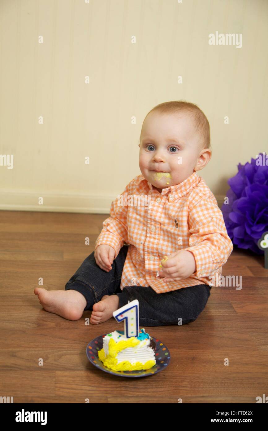 Baby Boy's first birthday cake smash Banque D'Images