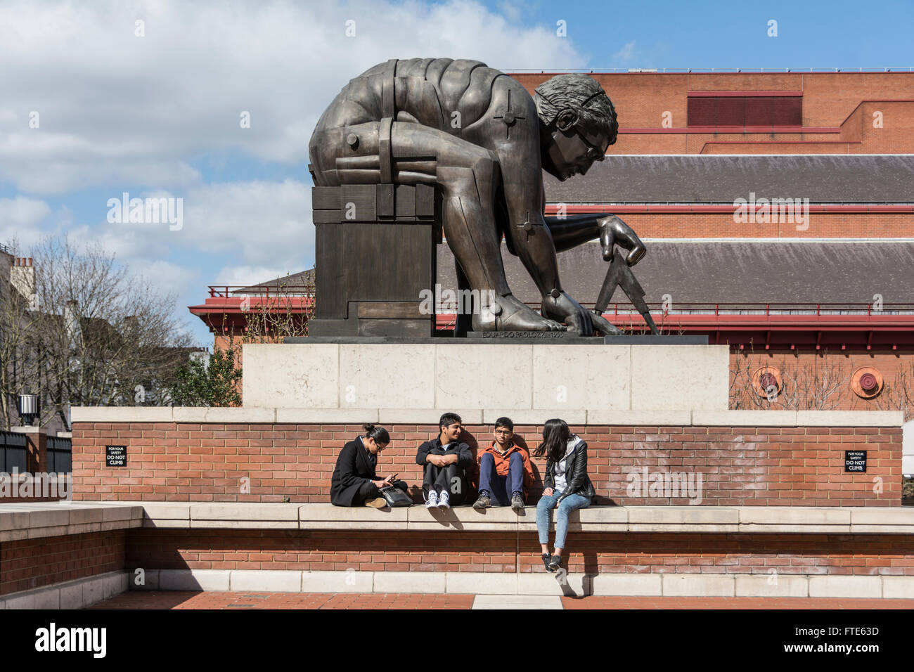 Une statue en bronze de Sir Isaac Newton par Eduardo Paolozzi, en dehors de la British Library à Londres, Angleterre, RU Banque D'Images