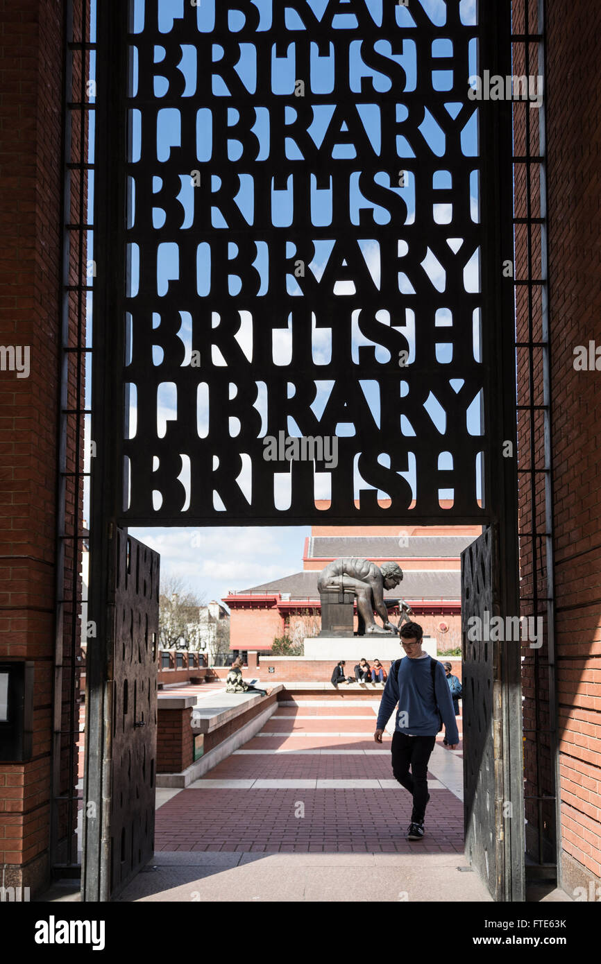 Une statue en bronze de Sir Isaac Newton par Eduardo Paolozzi, en dehors de la British Library à Londres, Angleterre, RU Banque D'Images