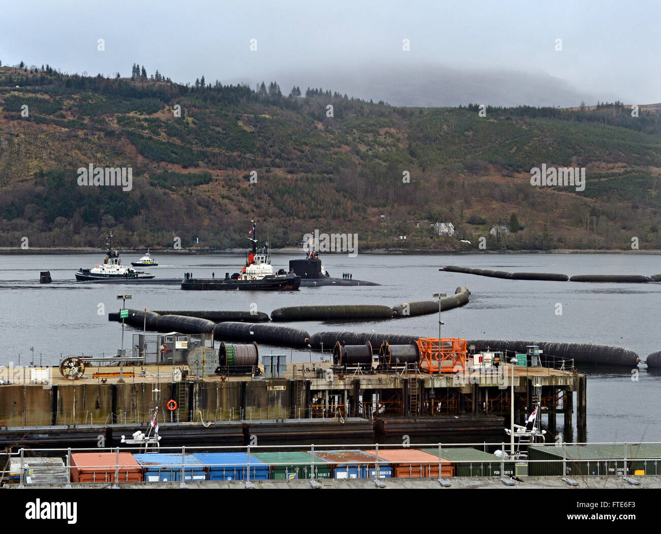 160322-N-ZZ999-010 FASLANE, Royaume-Uni (22 mars 2016) Le sous-marin d'attaque de la classe Virginia USS Virginia (SSN 774) arrive à la base navale de Sa Majesté, Clyde pour un service au port le 22 mars, 2016. Virginia est la conduite des opérations de la marine américaine dans le domaine de la sixième flotte des opérations à l'appui des intérêts de sécurité nationale des États-Unis en Europe. (Photo gracieuseté de Royal Navy/libérés) Banque D'Images