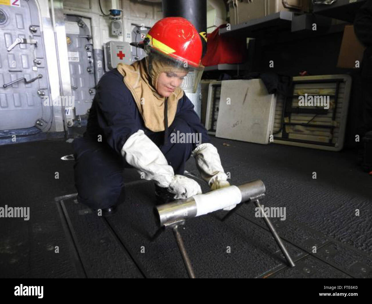 151016-N-WA936-077 MER MÉDITERRANÉE (oct. 16, 2015) d'un dommage Controlman Fireman Jacqueline Wilson démontre l'application d'un patch est rompue au cours des exercices de contrôle des avaries à bord d'USS Bainbridge (DDG 96) 16 octobre, 2015. Bainbridge, un Arleigh-Burke-missiles de classe, homeported à Norfolk, mène des opérations navales dans la sixième flotte américaine zone d'opérations à l'appui de la sécurité nationale des États-Unis en Afrique.(U.S. Photo par Marine Ensign Morgan Witten/libérés) Banque D'Images