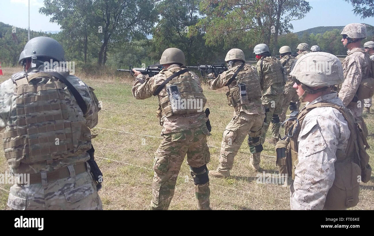 150922-M-ZZ999-002-ZALL HERR, l'Albanie (sept. 22, 2015) lance le Cpl. Riggs, à droite, se trouve un poste agent de sécurité pour la lutte contre la montre intégrée programme de tir shoot avec des forces d'opérations spéciales (Albanais) ALBSOF la police nationale et forces de l'unité à la base ALBSOF dans Zall-Herr, Albanie, du 22 septembre 2015. Cela faisait partie de la nation hôte de tir réel au cours de l'exercice d'engagement de l'ambassade l'ambassade des États-Unis à Tirana, Albanie. La formation est axée sur l'interopérabilité entre les Marines de l'équipe de sécurité antiterroriste de la flotte et l'hôte de la police des Nations unies et les forces militaires. (U.S. Photo par Marine Banque D'Images