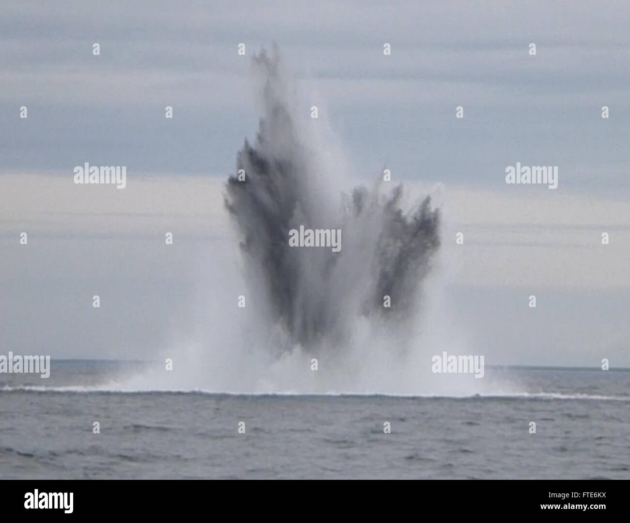 Cette image montre des techniciens de l'élimination des engins explosifs (EOD) lors d'une détonation contrôlée de 210 livres de projectiles récupérés d'une épave près du port de Liepaja, en Lettonie, dans le cadre de l'opération de contre-mesure des mines du Partenariat Baltique 2015. Banque D'Images
