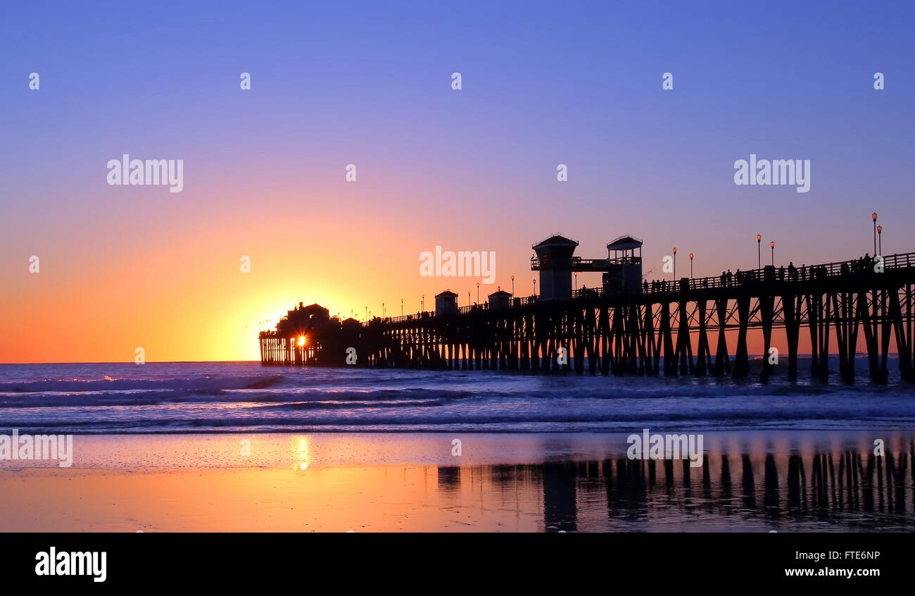 Coucher de soleil sur une jetée en Californie Banque D'Images