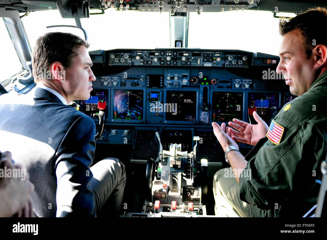 Cette photo montre le premier ministre estonien, Taavi Rivas, et le commandant Matthew Olson de la marine américaine discutant de l'avion P-8A Poséidon à la base aérienne de mari lors de l'exercice 2014 Baltic Operations (BALTOPS), un exercice naval multinational visant à renforcer la sécurité maritime dans la mer Baltique. Banque D'Images