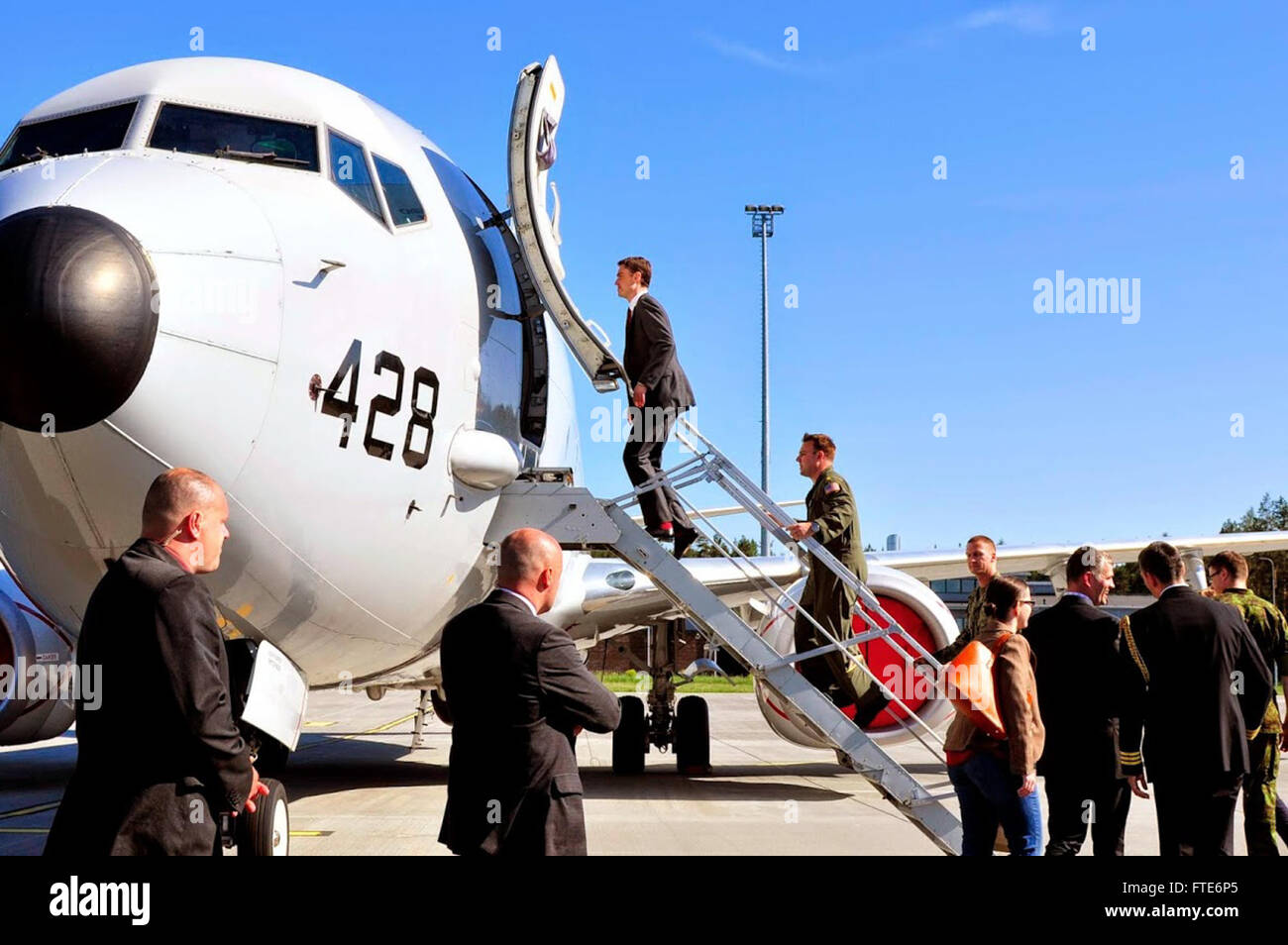 La photo capture des officiels, y compris le premier ministre estonien et des officiers militaires, qui se préparent à visiter l'avion P-8A Poseidon de la marine américaine pendant les opérations baltes (BALTOPS) 2014, un exercice multinational axé sur l'amélioration de l'interopérabilité entre les alliés de l'OTAN. Banque D'Images