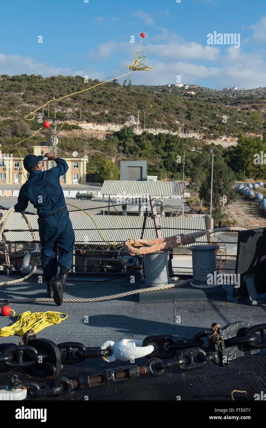 131025-N-VC236-043 : la baie de Souda, Grèce (oct. 25, 2013) - Technicien Cryptologic (technique) 2e classe David Aguilera lance une ligne d'attrape flottante comme la classe Arleigh Burke destroyer lance-missiles USS Ramage (DDG 61) maures dans la baie de Souda. Ramage, homeported à Norfolk, en Virginie, sont sur un déploiement prévu des opérations de sécurité maritime et les efforts de coopération en matière de sécurité dans le théâtre américain dans la 6ème zone d'opérations de la flotte. (U.S. Photo par marine Spécialiste de la communication de masse Jackie 3e classe) Parution/Hart Banque D'Images