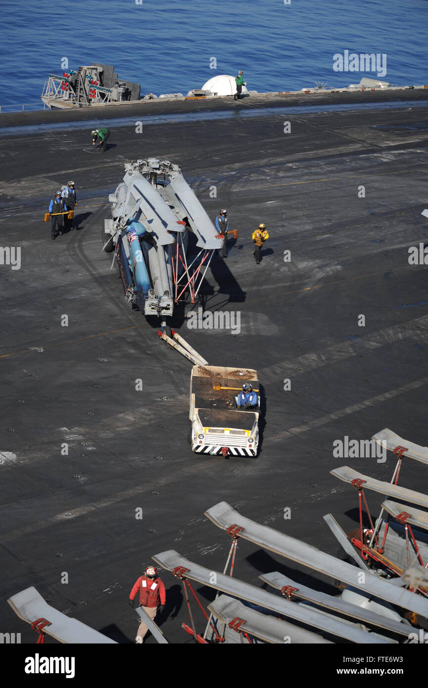 Mer Méditerranée (oct. 25, 2013) l'Aviation Boatswain's mates (manutention) transporter un hélicoptère MH-60S Seahawk attribué aux "Indiens" de l'Escadron d'hélicoptères de combat de la mer (HSC) 6 sur l'fllight pont du porte-avions USS Nimitz (CVN 68). Nimitz est déployé des opérations de sécurité maritime et les efforts de coopération en matière de sécurité dans le théâtre américain dans la zone de responsabilité de la sixième flotte. (U.S. Photo par marine Spécialiste de la communication de masse Seaman Apprentice Kelly M. Agee/ libéré) Banque D'Images