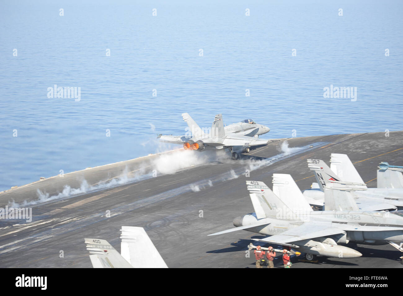 Mer Méditerranée (oct. 25, 2013) Un F/A-18C Hornet affectés à la "mort" des Rattlers Fighter Attack Squadron (VMFA) 323 lance sur le pont d'envol du porte-avions USS Nimitz (CVN 68). Nimitz est déployé des opérations de sécurité maritime et les efforts de coopération en matière de sécurité dans le théâtre américain dans la zone de responsabilité de la sixième flotte. (U.S. Photo par marine Spécialiste de la communication de masse Seaman Apprentice Kelly M. Agee/ libéré) Banque D'Images