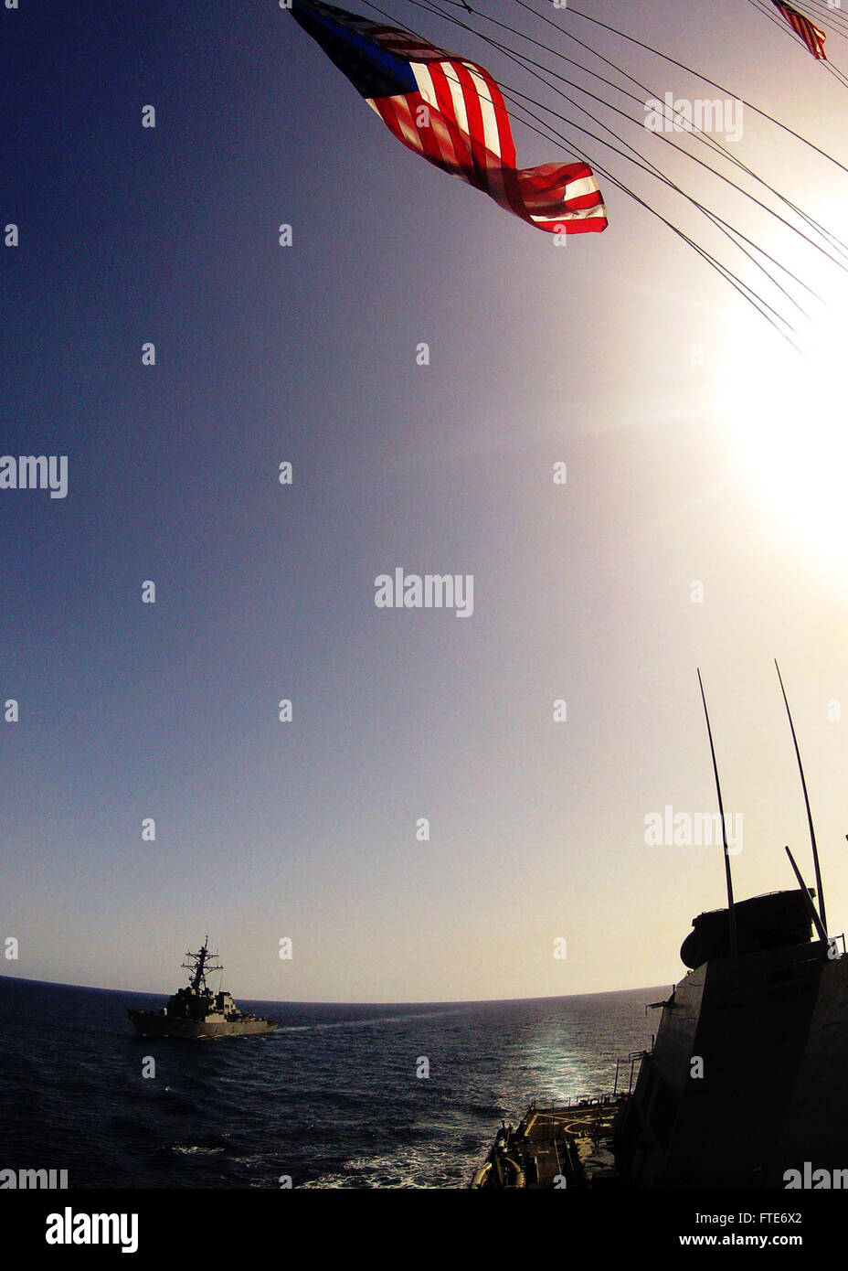 Le 7 mars 2014, l'USS Stout (DDG 55) et l'USS Ramage (DDG 61) ont effectué une manœuvre en mer Méditerranée. Les deux navires font partie des opérations de l’US Navy visant à soutenir la sécurité maritime et la coopération dans la zone d’opérations de la 6e flotte américaine. Banque D'Images