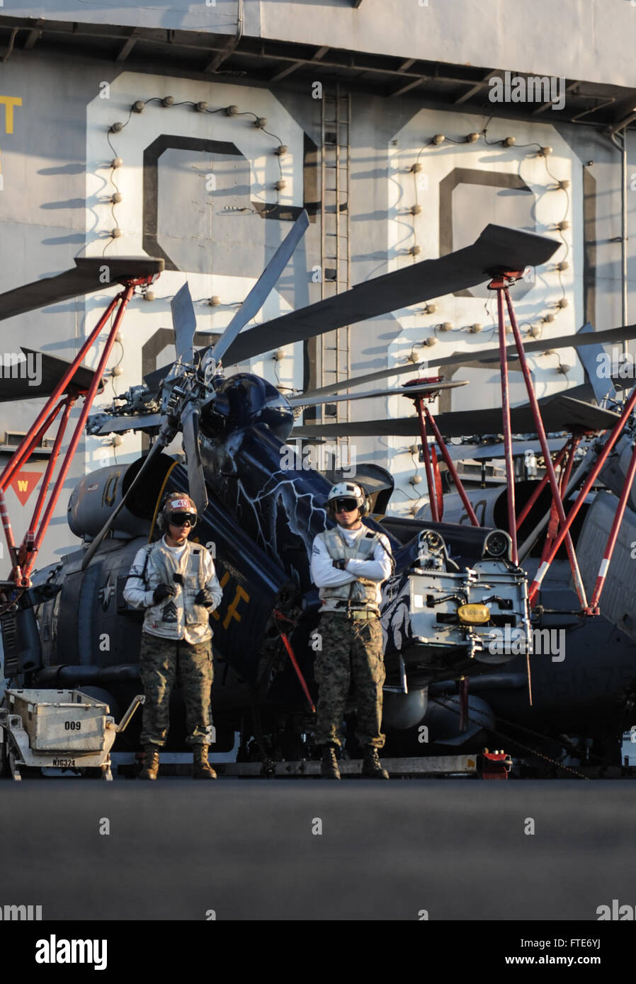 Le Sgt. Rosa Armas, à gauche, et Sgt. Scott Hartmann, tous deux assignés à la "mort" des Rattlers Fighter Attack Squadron (VMFA) 323 observer les opérations aériennes sur le pont du porte-avions USS Nimitz (CVN 68). Nimitz est déployé des opérations de sécurité maritime et les efforts de coopération en matière de sécurité dans le théâtre américain dans la 6ème zone d'opérations de la flotte. (U.S. Photo par marine Spécialiste de la communication de masse Matelot-Siobhana R. McEwen/ libéré) Banque D'Images