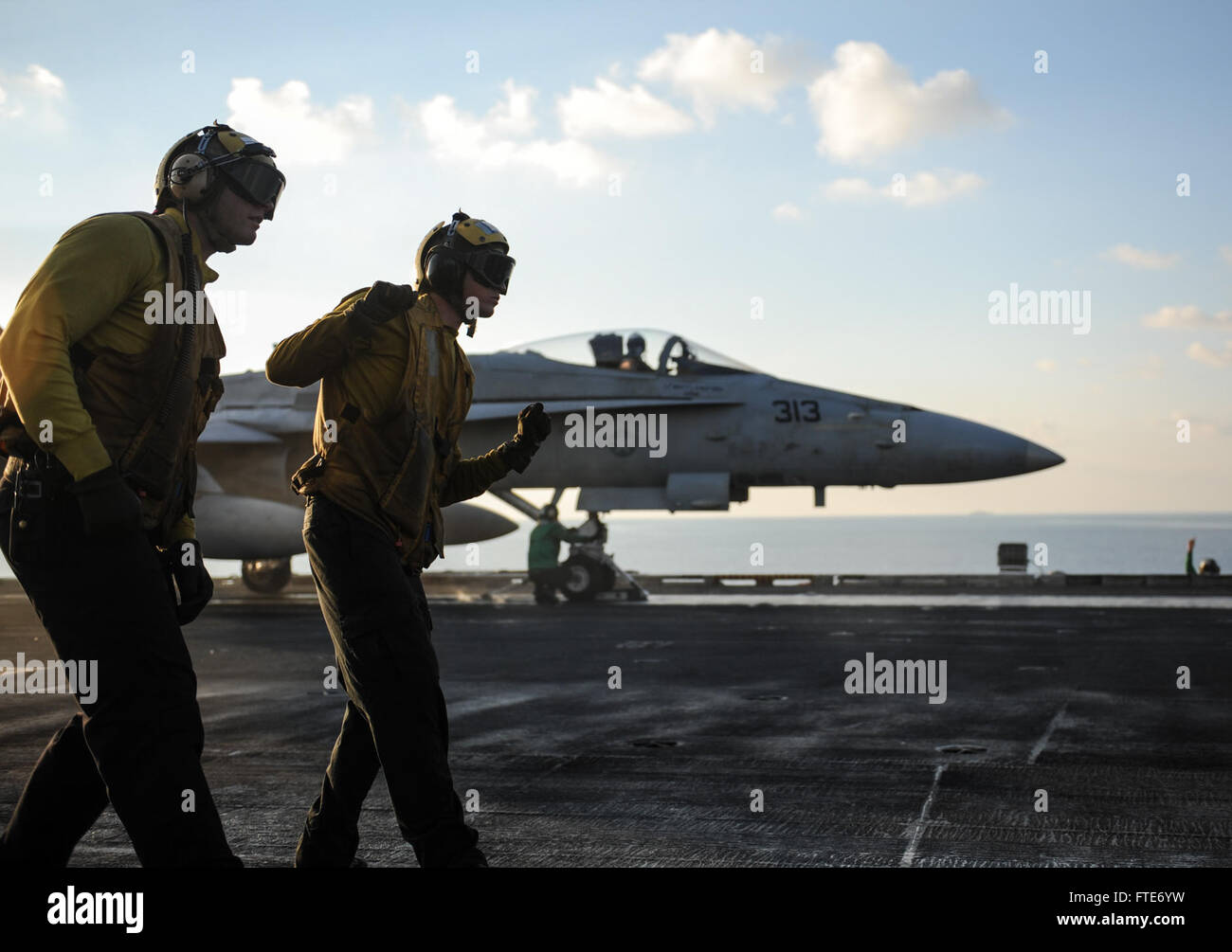 Maître de Manœuvre de l'aviation (manutention) 3e classe Maxwell Rustan, gauche, supervise l'aviation en tant que maître de Manœuvre (manutention) Airman Sean Phillips des signaux à un F/A-18C Hornet, affecté à la "Blue" de Strike Fighter Squadron (VFA) 146, sur le pont du porte-avions USS Nimitz (CVN 68). Nimitz est déployé des opérations de sécurité maritime et les efforts de coopération en matière de sécurité dans le théâtre américain dans la 6ème zone d'opérations de la flotte. (U.S. Photo par marine Spécialiste de la communication de masse Matelot-Siobhana R. McEwen/ libéré) Banque D'Images