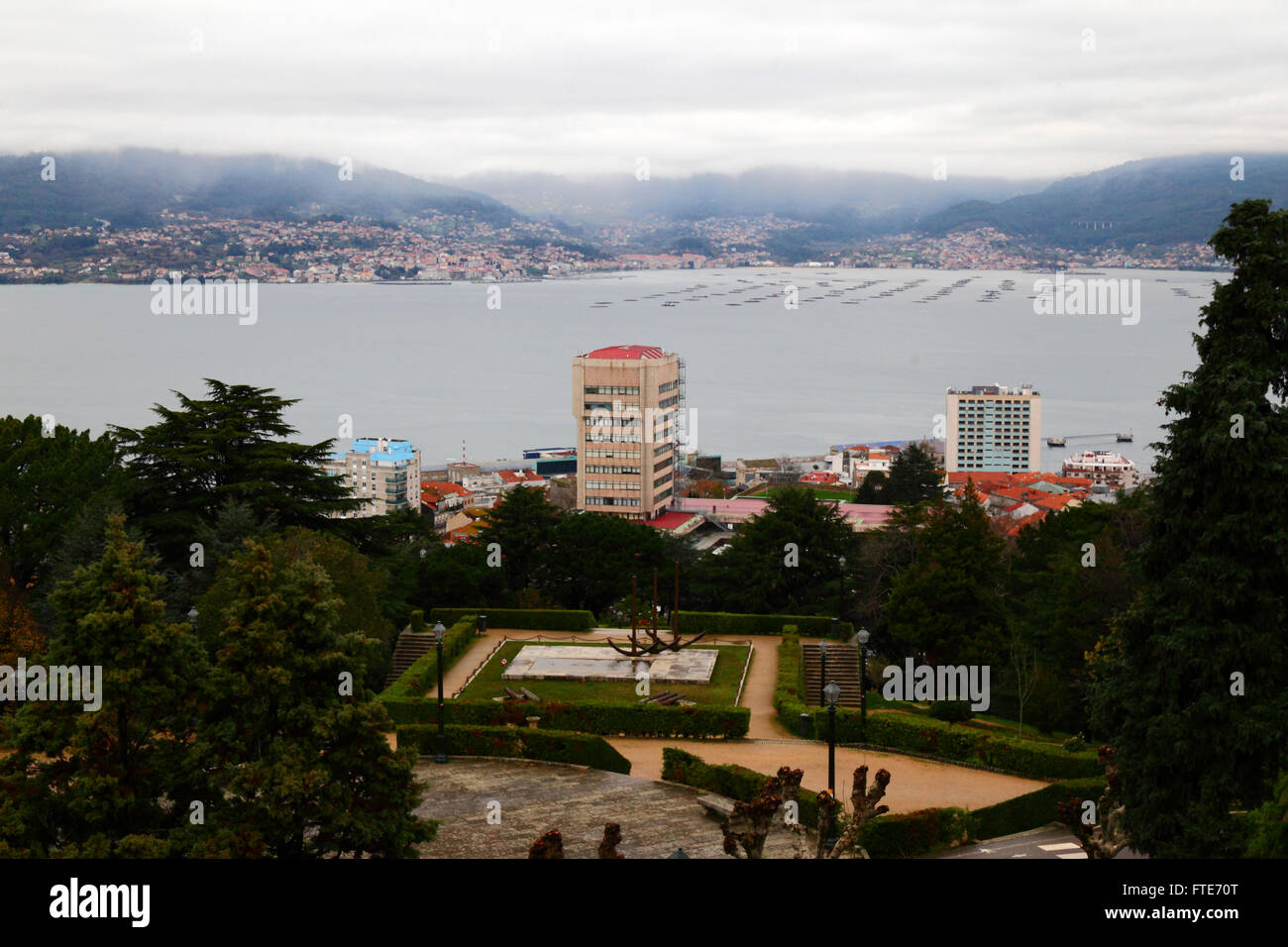 Vue sur la Ria de Vigo, de Castillo del Castro, village de Cangas en arrière-plan, Vigo, Galice, Espagne Banque D'Images