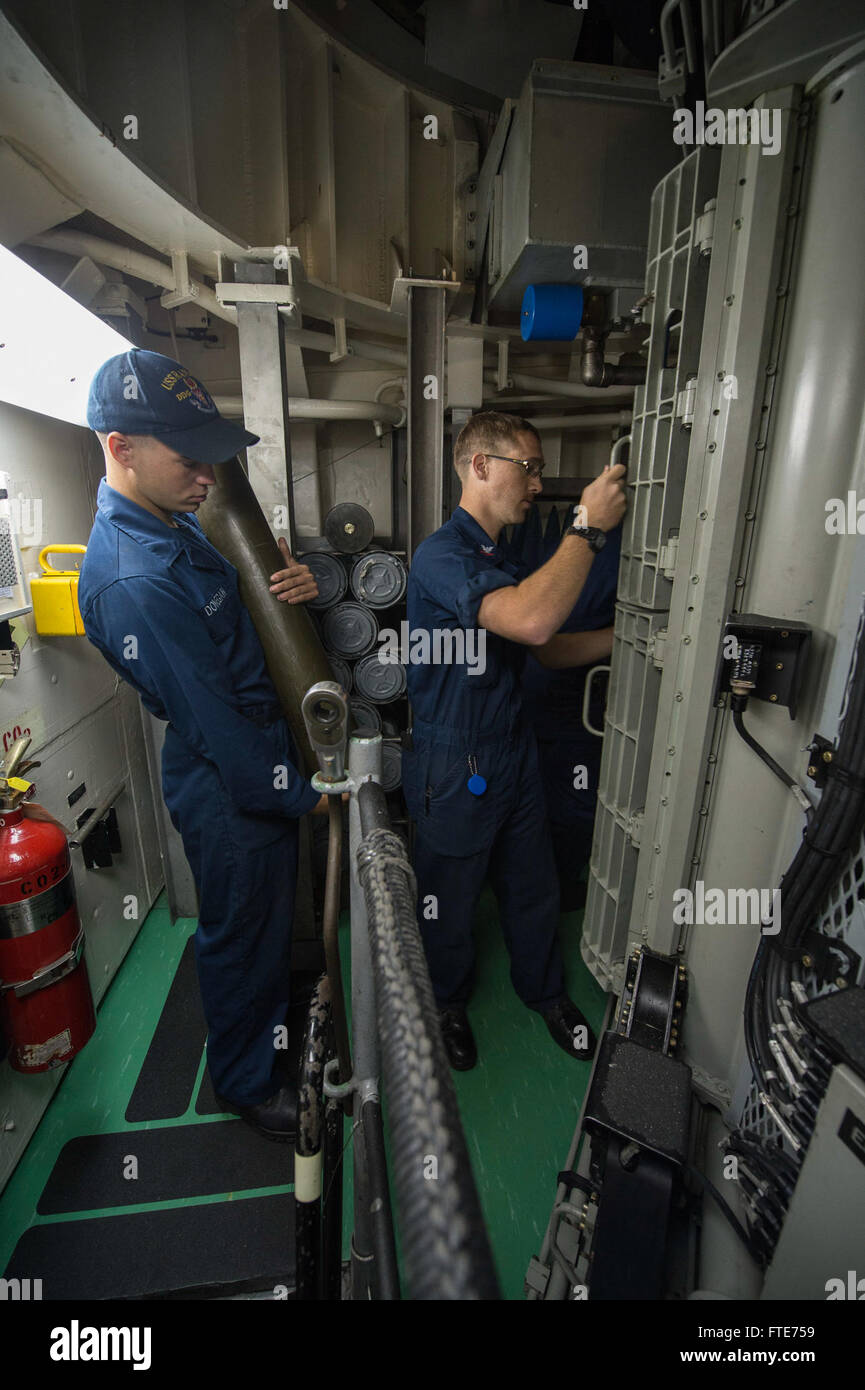 Mer Méditerranée (oct. 30, 2013) - Gunner's Mate Seaman Taylor Donegan, gauche, et l'Artilleur 4400 2e classe Douglas Ryder décharger les munitions avant d'effectuer les contrôles de mouvement dans la Mk-45 5 pouces de chargeur canon léger drum room à bord de la classe Arleigh Burke destroyer lance-missiles USS Ramage (DDG 61). Ramage, home-porté à Norfolk, en Virginie, est sur un déploiement prévu des opérations de sécurité maritime et les efforts de coopération en matière de sécurité dans le théâtre américain dans la 6ème zone d'opérations de la flotte. (U.S. Photo par marine Spécialiste de la communication de masse Jackie 3e classe) Parution/Hart Banque D'Images