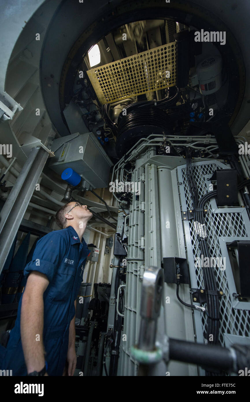 Mer Méditerranée (oct. 30, 2013) - Gunner's Mate 2e classe Douglas Ryder mouvement observe des vérifications sur le Mk-45 5 pouces de chargeur canon léger drum room à bord de la classe Arleigh Burke destroyer lance-missiles USS Ramage (DDG 61). Ramage, home-porté à Norfolk, en Virginie, est sur un déploiement prévu des opérations de sécurité maritime et les efforts de coopération en matière de sécurité dans le théâtre américain dans la 6ème zone d'opérations de la flotte. (U.S. Photo par marine Spécialiste de la communication de masse Jackie 3e classe) Parution/Hart Banque D'Images