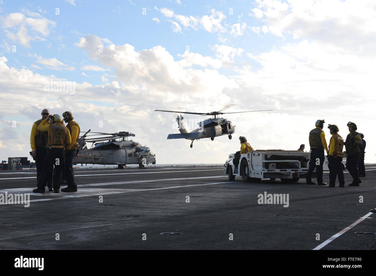 La mer Tyrrhénienne (nov. 4, 2013) Un hélicoptère MH-60S Seahawk attribué aux "Indiens" de l'Escadron d'hélicoptères de combat de la mer (HSC) 6 atterrit sur le pont du porte-avions USS Nimitz (CVN 68). Nimitz est déployé des opérations de sécurité maritime et les efforts de coopération en matière de sécurité dans le théâtre américain dans la 6ème zone d'opérations de la flotte. (U.S. Photo par marine Spécialiste de la communication de masse Matelot-chef Eric M. Butler/ libéré) Banque D'Images